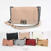 ราคา [ พร้อมส่งในไทย ] กระเป๋าสะพายทรงบอย แบรนด์แท้Pimmyไซร์ 10 นิ้ว หนังPUแลมป์ สายโซ่สีรมดำสวยๆ No.F-1026-1B กระเป๋าร้านชิค รุ่น ใหม่ ทรง ขนม จีบ รับ ซื้อ แบรนด์เนม สี่เหลี่ (1732732847204959981)