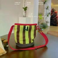 ราคา C224 ส่งจาก กระเป๋าสะพายผ้าแคนวาส ผ้านุ่มหนาสวย ทรงถัง ขนาด 9 นิ้ว คําแนะนําการขายที่ร้อนแรงในเดือนนี้ ต้าร์ ผู้ชาย รับ หิ้ว zaaponsale 40 papier bagbysheknows สี ชมพู ขน (1733082026948134608)