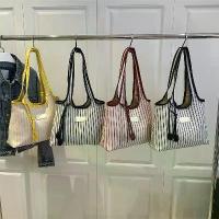 ราคา กระเป๋าโท้ทสำหรับผู้หญิง, แฟชั่นฤดูร้อน, ลายทางเฉพาะ, ดีไซน์เรียบง่าย, สไตล์ลำลอง, กระเป๋าถือเฉพาะ, กระเป๋าสะพาย ถุง จีบ ใส ใส่ ขนม ถุง จีบ ใส ใส่ ขนม ถุง หิ้ว ตรา ม้า (1732604713155921671)