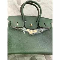 ราคา กระเป๋าสะพายข้าง December สีเขียวเข้ม มีสาย แฟชั่น สวยๆ ทรง ขนม จีบ หนัง กลับ (1733323371591075739)