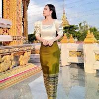 ราคา กระโปรง ผ้าถุง ทรงป้าย งานผ้าทอลายพรีเมียร์ จากแบรนด์ THADAPHON (1731654234042959466)