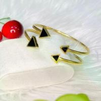 ราคา กำไล triangular (เบอร์มิวด้า) นิลดำ ทรงซี | สแตนเลสแท้สีทอง | SW3390 (1730782115579399127)