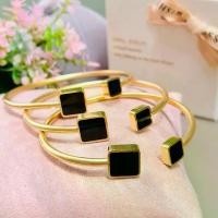 ราคา กำไล Flirt (เฟลิร์ท) นิลดำ ทรงซี | สแตนเลสสีทอง | SW3382 (1729676087200287703)