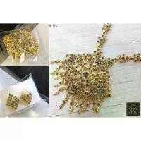 ราคา สินค้าพร้อมส่งจากไทย เครื่องประดับชุดไทย จัดเซ็ต (สร้อย+ต่างหู+หัวเข็มขัด) พลอยสีเพชรซีก (สีเทา) (1734226406127994420)