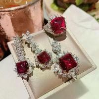 ราคา ชุดเครื่องประดับหรูหรา 4 ชิ้นสำหรับผู้หญิง ชุดแหวนแต่งงาน ต่างหู และสร้อยคอ ประดับพลอยทับทิมและนิล ทรงตัดเพชร เคลือบด้วยแพลทินัม (1734330562100627328)