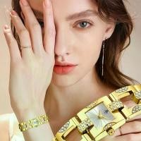 ราคา นาฬิกาข้อมือผู้หญิงดีไซน์สี่เหลี่ยมหรูหราปี 2025 พร้อมสายรัด นาฬิกาแฟชั่นสไตล์ธุรกิจ นาฬิกาข้อมือสำหรับผู้หญิง นาฬิกา สาย แม่เหล็ก (1733405453409551743)