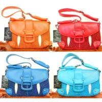 ราคา กระเป๋าถือ กระเป๋าสะพายไหล่ ผู้หญิง หนังปลากระเบนแท้ 100% ยี่ห้อ MN หนังเงางาม สีแดง ส้ม ฟ้า น้ำเงิน ไซร้กลาง สินค้าใหม่ (1733854273226769844)