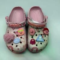 ราคา รองเท้าแตะปี 2025 สีชมพูทับทิม น่ารักใหม่สำหรับฤดูร้อน เด็กผู้หญิง กันลื่น รองเท้าชายหาดน่ารัก สำหรับใส่ภายนอก ขายส่ง รองเท้าหัวโต ผู้หญิง (1733432131670017029)