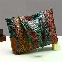 ราคา กระเป๋าโท้ทลายจระเข้สีน้ำเงินไพลิน แฟชั่นสตรี กระเป๋าสะพายไหล่และกระเป๋าถืออเนกประสงค์ วัสดุ PU ทนทาน มีซิปปิด หมวก แก๊ป แฟชั่น พัดลม กัน ลม (1732251803830945492)