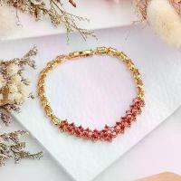 ราคา [COD] [tiktok]สร้อยข้อมือเพชร แดงสยาม ลายดอกพิกุล สีทอง24k เพชรสีสวย ใส่ออกงานได้ พร้อมส่ง (120) (1734366596129523701)