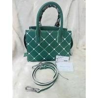 ราคา กระเป๋าถือ Quilted Tote Bag หูจับพันผ้าพันคอ จาก Charles & Keith สีเขียว มือ2 ของแท้100% COD (1734291194551239724)