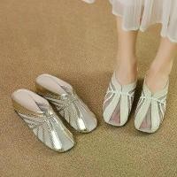 ราคา รองเท้าแตะปิดนิ้วเท้า สำหรับผู้หญิง ใส่สบายสุดๆ ทันสมัย ทอ รองเท้าแตะส้นแบน ส้นเตี้ย หัวเหลี่ยม สีเงิน พร้อมลิ่มซ่อนและครึ่งรองเท้าแตะตาข่าย รองเท้านิ่มๆ ใส่สบาย (1733166612521977551)