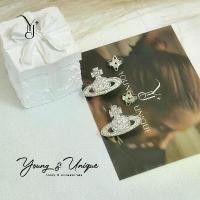 ราคา YU+Jewel ต่างหูสตั๊คประดับเพชรรูปดาวเสาร์ตะวันตก เงินแท้925 สีเงิน XL10022 พร้อมส่ง 1แถม 1 (1732262755981035308)