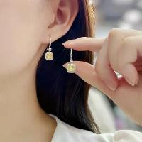 ราคา ต่างหูสตั๊ดเพชรเทียม สีเหลือง ขายดี ต่างหูทรงลูกบาศก์น้ำตาลขนาดเล็ก เพชรหลากสี เรียบหรู ประณีต ชุบเงิน S925 แฟชั่น สไตล์ใหม่ (1733220618237936902)