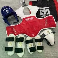 ราคา จัดส่งจากกรุงเทพฯ ชุดเกราะ MOOTO ทั้งชุด PROTECTOR SETS TAEKWONDO ทั้งกระเป๋า เกราะ สนับแขนขา หมวก กระจับ ชุดเกราะเทควันโด ชุดป้องกัน เกราะ เทควันโด (1732219269956209010)