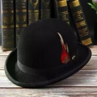 ราคา หมวกแจ๊สสักหลาด สีดำ สไตล์วินเทจ สำหรับผู้ชายและผู้หญิง ปีกสั้น สุภาพบุรุษ หมวก Fedora ไทลิบนุ่ม มีขนนก (1731427781893719566)