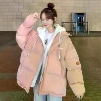 ราคา แจ็คเก็ตผ้าฝ้ายสีชมพูสำหรับผู้หญิง สั้น 2025 สไตล์เกาหลีฤดูหนาวใหม่ เสื้อโค้ทหนาสำหรับสาวๆ แจ็คเก็ตผ้าฝ้ายบุขนเป็ดปลอมสองชิ้น เสื้อ กันหนาว ผู้ หญิง ขน มิ้ง (1733347462257673786)
