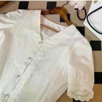ราคา เสื้อเชิ้ต คอวี สีขาว แต่งลูกไม้ แขนพัฟ สไตล์เรโทรฝรั่งเศส เสื้อกระชับสัดส่วน (1732873745323755240)