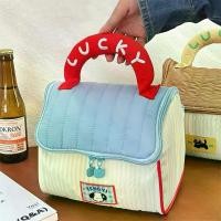 ราคา กระเป๋าถือ, ลายการ์ตูน, ดีไซน์กระท่อมห่านน่ารัก, สำหรับเด็กผู้หญิง, ความจุมาก, ที่เก็บเครื่องสำอาง, แบบพกพา, มือถือ, เหมาะสำหรับการเดินทาง, กระเป๋าใส่อุปกรณ์อาบน้ำ แป้ง บอย ไวท์ บี (173139878468796591