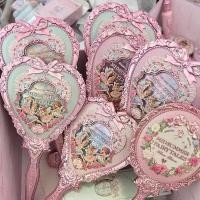 ราคา กระจกมือ Flower Knows Midsummer Night กระจกเครื่องสำอาง ครีม แป้ง วานิลลา ชาขาว มิ้นท์ กระจกพกพาอเนกประสงค์ กระจกแต่งหน้าเจ้าหญิง (1733992611875686397)