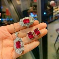 ราคา ชุดเครื่องประดับสตรี ทันสมัย หรูหรา เงินแท้ 925 พลอยทับทิมและเพชร คาร์บอนสูง สร้อยคอจี้และต่างหู แหวน 8*12 มม. (1731999345688807759)