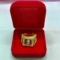 ราคา แหวนรุ่นเลื่อนสมณศักดิ์หลวงพ่อรวยปี2559 พร้อมกรอบทองสูตรและกล่องกำมะหยี่ไซส์9.5 หรือ59-60มม ขายดีประจำเดือนนี้ ห่วงไม่แตะเหล็ก แหวน หลุยส์ คองโก ใหญ่ ๆ (1733332712200898162)