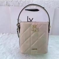 ราคา กระเป๋าทรงถัง LYN ขนาด 8 นิ้ว สายสะพาย 2 สาย มี 5 สี ใช้งานแบบถือ เเละ สะพายข้าง อุปกรณ์ ป้ายห้อย สินค้าพร้อมส่ง คําแนะนําการขายที่ร้อนแรงในเดือนนี้ (1734172167152764592)