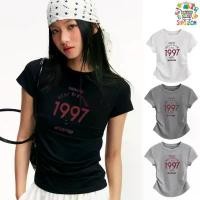 ราคา พร้อมส่ง เสื้อยืดผู้หญิง คอกลม งานเข้ารูป สลิมฟิต ผ้าบางเบาสบาย สกรีน 1997 สินค้าพร้อมส่งในไทย #สตรีทแฟชั่น #ชุดเดรส #เสื้อผ้าผู้หญิง #แฟชั่นสาวเกาหลี #แฟชั่นเกาหลี #ชุดทำงาน #ชุดว่ายน้ำ #ชุดออกงาน (1
