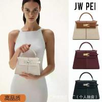 ราคา [แหล่งที่มาข้ามพรมแดน] กระเป๋าทรงสี่เหลี่ยมคางหมู JW PEI กระเป๋าเคลลี่ กระเป๋าสะพายข้าง กระเป๋าถือขนาดเล็ก กระเป๋าทรงสี่เหลี่ยม กระเป๋าสะพายไหล่ (1733031506754504218)