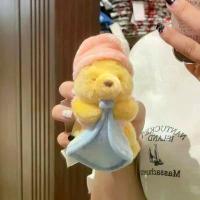 ราคา ของเล่นตุ๊กตา การ์ตูน วินนี่เดอะพูห์ นุ่มและยัดไส้ ตุ๊กตาหมีพูห์น่ารัก สามารถใช้เป็นตุ๊กตากระเป๋าเป้สะพายหลัง จี้ พวงกุญแจ หรือตกแต่ง เหมาะสำหรับเป็นของขวัญวันหยุด (1732702228926465734)