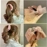 ราคา [จัดส่งทันที] ~ร้านไทย~ ตัวหนีบผม กิ๊บกล้วย ผ้าลูกไม้ & ผ้าทวิส เนื้อดี วัสดุดีมาก หนีบแน่น หนีบทน สวยหรู ตัวหนีบผม กิ๊บหนีบผม กิ๊บติดผม (1733663068936439462)