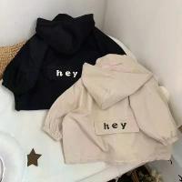 ราคา เสื้อกันลมมีฮู้ดสไตล์เกาหลี-ญี่ปุ่น คุณภาพสูง แฟชั่นเด็ก ลายตัวอักษร สำหรับเด็กชายและเด็กหญิง เสื้อคลุมเท่ๆ เหมาะสำหรับฤดูใบไม้ผลิและฤดูใบไม้ร่วง แนวแฟชั่นทันสมัย (1734121767552517268)