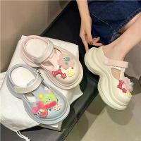 ราคา รองเท้า Croc สำหรับผู้หญิง ฤดูร้อน กลางแจ้ง 2025 สีสันใหม่ น่าเกลียด รองเท้าเด็ก พื้นหนา เพิ่มความสูง กันลื่น รองเท้าแตะแบบปิดครึ่ง (1733824274583291872)