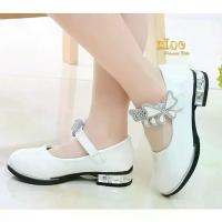 ราคา 2026รองเท้าเด็ก(*มีหน้าร้าน*ลองได้)H084สีขาว หนังแก้ว คาดโบว์ติดเพชร ตรงสายรัดรองเท้า น่ารักมากคะ (1734318076583445805)