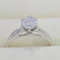 ราคา แหวนเพชรชูกระจุกรวม มีบ่าข้าง ทองคำแท้ 18 K (1732948886137767824)