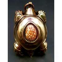 ราคา คุณภาพดี- ♧เบี้ยแก้หลวงพ่อนุ่ม วัดนางใน จ.อ่างทอง เลี่ยมนากเก่าเป็นรูปพญาเต่าเรือน ตอกโค๊ตร้าน หมง และ 18 K✾ (1734287455545230558)