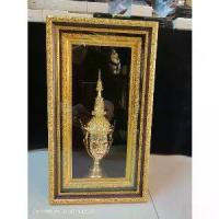 ราคา [COD] [Tiktok] หัวโขน พระลักษณ์ เกรดพรีเมี่ยม กว้าง 4 นิ้ว เรซิ่น ปิดทอง ประดับเพชร พร้อมฐานปิดทอง ใส่กรอบไม้ลายไทย ของที่ระลึก ของสะสม (1733776151850026250)