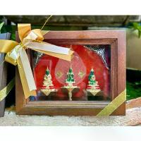 ราคา ซีโอดี พระแก้วมรกต 3 ฤดู ในกรอบไม้สัก ของขวัญมงคล ของขวัญขึ้นบ้านใหม่ ของที่ระลึก พระบูชา ขึ้นปีใหม่ พระพุทธรูปบูชา งานปราณีต (1731445876791412215)