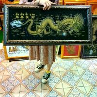 ราคา กรอบรูป มังกรทอง มังกร ผ้ากำมะหยี่ (สีดำ) หัวมังกรหันด้านขวา ติดผนังบ้าน ร้านค้า ของขวัญ ของที่ระลึก สวัสดีปีใหม่ ภาพฮวงจุ้ย มังกร รูปมังกร ภาพมังกร กรอบรูปมังกร รูปภาพมังกร ของข (1734268909785285989)