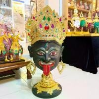 ราคา ❃เศียรเทพฮินดู พระแม่กาลี ขนาดครอบ เนื้อกระดาษ ทนทาน ปิดทอง ประดับพลอย ใส่ตาแก้ว งานสวย ฟรีฐานไม้สีแดง มี 3 สี♭ (1733677876025460329)