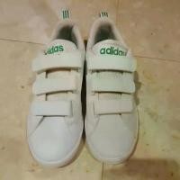 ราคา รองเท้าผ้าใบแบบมีสายรัดหนามเตยสีขาว ยี่ห้อ Adidas แท้ (มือสอง) คําแนะนําการขายที่ร้อนแรงในเดือนนี้ (1733971121822009053)