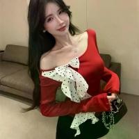 ราคา [Christmas outfit]เสื้อเชิ้ตแขนยาวเกาหลีสไตล์ใหม่ ดีไซน์ไหล่เฉียง ความรู้สึกหรูหรา สีแดงคลาสสิกพร้อมลายจุดขาวดำ ตกแต่งด้วยโบว์ริบบิ้น (1733814560066340623)