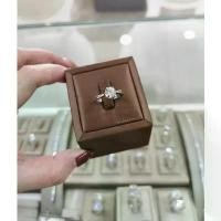 ราคา แหวนเพชรชู 1 กะรัต 6 หนามเตย (แจ้งไซส์ทางแชท) : เพชรสังเคราะห์ เหลี่ยมH&Aนำเข้าเพชรเอง โรงงานทำเพชรแท้กว่า30ปี (1734305962557670480)