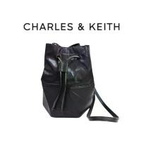ราคา CHARLES & KEITH Geometric Drawstring Bucket Bag บล็อกบัสเตอร์ (1734223396937827962)