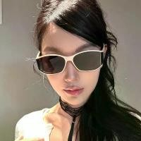 ราคา แว่นกันแดด ดีไซน์หน้าจอนาฬิกาครึ่งเสี้ยว สไตล์เรโทร ทรงตาแมว กรอบสีขาว สำหรับผู้หญิง ป้องกันรังสียูวี เหมาะสำหรับหน้ากลมและสี่เหลี่ยม แว่นกันแดด (1731887657586559411)