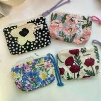 ราคา กระเป๋าแต่งหน้าสำหรับผู้หญิง, ออแกไนเซอร์กระเป๋าสตางค์, กระเป๋าใบเล็ก, ลายดอกไม้ Kawaii, แบบพกพา, เหมาะสำหรับการเดินทาง, กระเป๋าใส่เหรียญ, เครื่องสำอาง, กระเป๋าเก็บลิปสติก, [COD] (1732215416831313466)