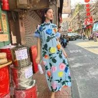 ราคา THONGYOY - Dress Qipao ขนนก Candy Rose เดรสกี่เพ้าแต่งขนนก ชุดกระโปรงคอจีนทรงปล่อย ลายดอกกุหลาบ (1734341414770934909)