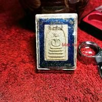 ราคา สมเด็จบางขุนพรหม หูบายศรี ปี พ.ศ2535 ไม่ค่อยเห็นหมุนเวียน The Phra Somdej Bang Khun Phrom amulet with ear-shaped decorations, from the year 2535 B.E. (1992), is rarely seen in circulation. (1732830918