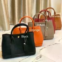 ราคา กระเป๋าสะพาย กระเป๋าถือ รุ่นGD 30 cm หนัง soft Pu premium togo พร้อมกระเป๋าใบลูก และ สายสะพาย2 เส้น (1733887048943240339)