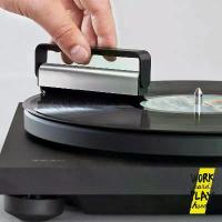 ราคา *พร้อมส่ง* แปรงทำความสะอาดแผ่นเสียง แผ่นไวนิล Opula Carbon Fiber Brush พร้อมน้ำยาทำความสะอาดแผ่นเสียง (1733876864136283317)